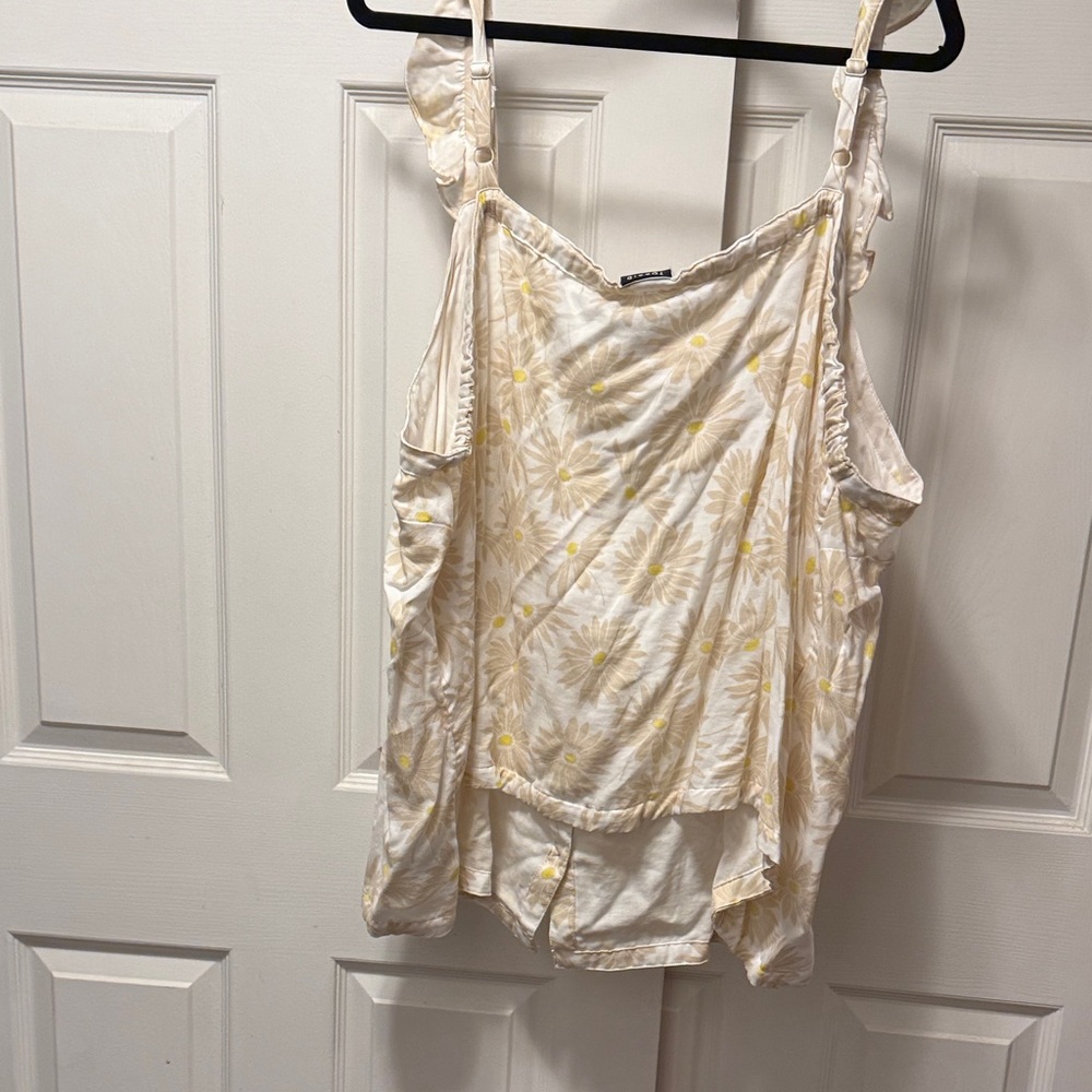 torrid White & Yellow Daisy Ruffle-Strap Button Front Tank - Picture 3 of 6